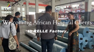 Begrüßung afrikanischer Krankenhauskunden in der RELLE-Fabrik